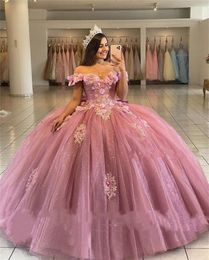 2023 Robes de quinceanera rose rose avec applique en dentelle perlée hors de la robe de boule épaule Fleurs faites à la main Sweet 16 Birthday Prom Prom Formez le soir Usure 403
