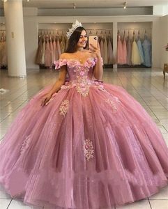 2023 Robes de quinceanera rose rose avec applique en dentelle perlée hors de la robe de boule épaule Fleurs faites à la main Sweet 16 Birthday Prom Prom Formez le soir Usure 403