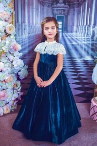 2023 Royal Blue Princess Flower Girl -jurken vegen trein hoge nek witte kanten kristallen kralen fluweel gilrs optochtjurk kleine kinderen eerste communie jurk donkerrood