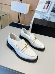 2023 S Diseñador Sandalias planas zapatillas de vestir en blanco y negro Patente de cuero Genuino cuero de cuero Mujer zapatos casuales cómodos