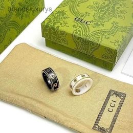 Los diseñadores de 2023 s anillo con letras claras de mano de obra fina personalidad de personalidad completa joyas de oro y sier boda pareja regalos anillos para mujeres good8