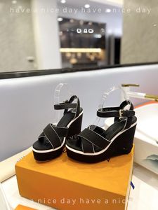2023 s zomerontwerper dames sandalen merk retro ronde dikke hoge hiel band sandalen hoogwaardige schuifregelaars platform hiel luxe vierkant hoofd