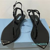 2023 sandales noir estampé à chaud triangle en métal émaillé sandales de plage célèbres sandales de designer de luxe femmes appartements sandale de haute qualité