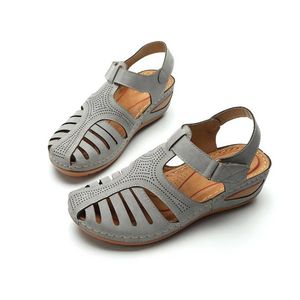 2023 Sandalen Romeinse stijl sleehak effen kleur grote ronde neus sandalen voor damesmode luxe zomerschoenen zwart wit