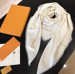 2023 Bufanda Diseñador Moda real Mantenga bufandas de alto grado Seda simple Accesorios de estilo retro para mujer Twill Scarve 11 colores v bufanda con caja