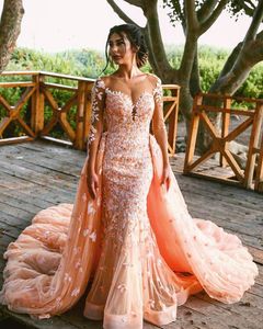 2023 Sexy Arabische avondjurken dragen roze juweel nek illusie kanten appliques kristallen kralen 3D bloemen lange mouwen mermaid pure rugskirts prom jurken