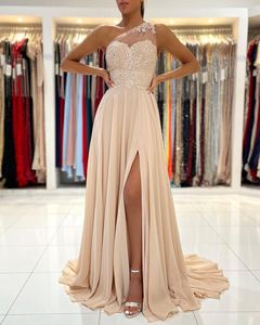 2023 Vestidos de dama de honor largos árabes atractivos para bodas Champán Un hombro Ilusión Apliques de encaje Lado de gasa Dividir Fiesta Barrido Tren Maid Vestidos de honor