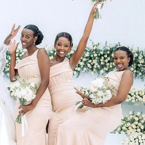 2023 Vestidos de dama de honor de champán sexy Vestido de invitados de boda de país africano Sirena Un hombro Fiesta de satén elástico Vestidos de dama de honor Tallas grandes