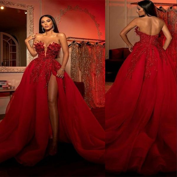 2023 Robes de Quinceanera rouge foncé sexy perles de cristal chérie tulle haut côté fendu plus la taille formelle fête de bal robes de soirée balayage train