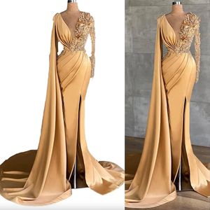 2023 Vestidos de noche dorados sexy Use joya Cuello Ilusión Sirena Lado Split Apliques de encaje Perlas con cuentas de cristal Manga larga Pluma Vestido de fiesta formal Vestidos de baile