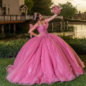 2024 Vestidos de quinceañera de encaje rosa intenso sexy Vestido de fiesta con lentejuelas Cuentas de cristal Apliques Fuera del hombro Lentejuelas Vestido de fiesta de tul Vestidos de noche de fiesta Opeb Back