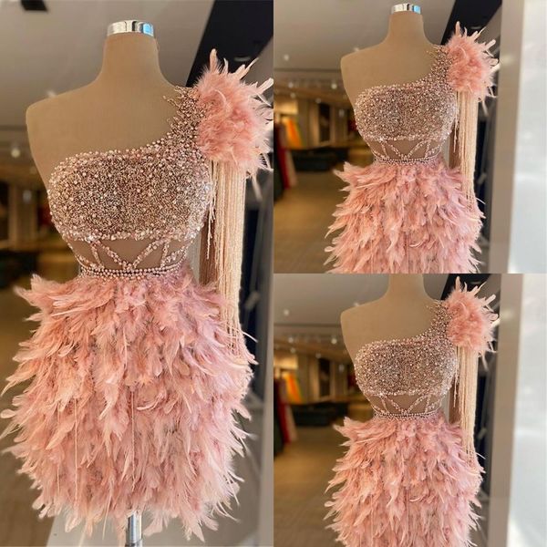 2023 Vestidos de baile árabes lujosos sexy Blush Pink Feather Crystal Beaded Short Mini One Shoulder Sheath Evening Prom Party Vestido de cóctel Vestidos de regreso a casa Borla