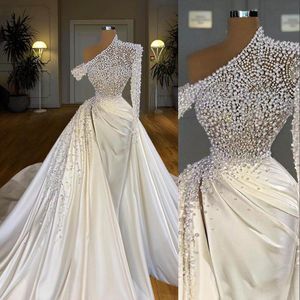 2023 Sexy Luxury Dubai Pearls Robes de mariée sirène illusion perles perles une épaule en satin à manches longues sur les écarts à manches longues plus