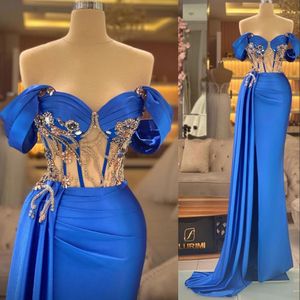 2023 Sexy Sirène Robes De Bal Hors Épaule Plus La Taille Arabe Bleu Royal Cristaux Perles Gaine Côté Split Satin Soirée Robe De Soirée Formelle