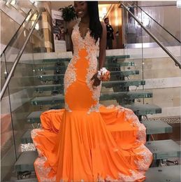 2023 Vestidos de fiesta sexy Halter naranja Apliques de encaje Cuentas de cristal Sin espalda Sirena Vestidos de fiesta de noche Ocasiones especiales