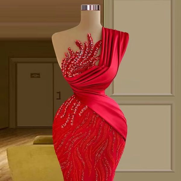 2023 Sexy con cuentas rojas Vestidos de baile con perlas sexy fuera de un hombro Lentejuelas de cristal Cuentas Lado alto Dividir Longitud del piso Vaina Un hombro Frontal Lado cortado Incluso vestidos