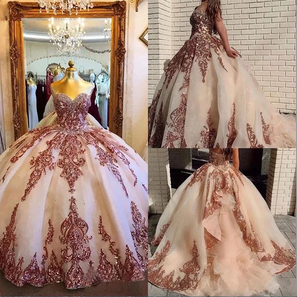 2023 Vestidos de fiesta de quinceañera con lentejuelas de oro rosa sexy Lentejuelas de encaje con hombros descubiertos Cristal Dulce 16 Corsé Volver Fiesta Vestidos de fiesta de graduación