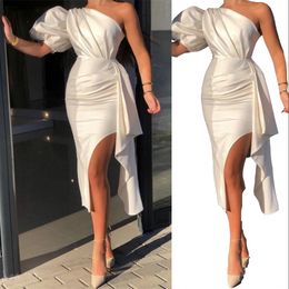2023 Sexy Simple Arabe Pays Plage Robes De Demoiselle D'honneur Blanc Une Épaule Côté Split Gaine Volants Thé Longueur Demoiselle D'honneur Robes