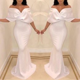 2023 Sexy Dubai blanco fuera del hombro Vestidos de noche Sirena Manga del cabo Longitud del piso Ocasión formal Vestidos de fiesta de graduación por encargo