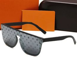 Les lunettes de soleil de style bouclier 2023 offrent une protection UV à 100 % et conviennent aussi bien aux hommes qu'aux femmes. Fabriquées avec une élégante monture à monogrammes noirs et des lunettes de soleil de couleur argentée.
