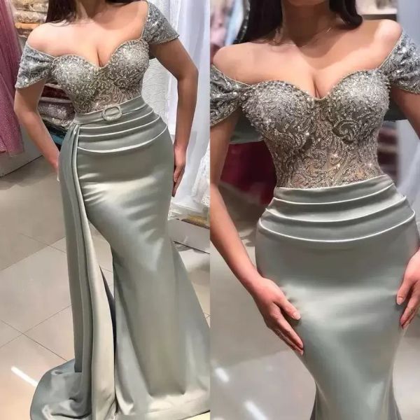 2023 Vestidos de dama de honor de sirena plateada Fuera del hombro Con cuentas con tren desmontable Correa sin mangas de satén Fruncido Por encargo Tallas grandes Vestidos de dama de honor Vestido