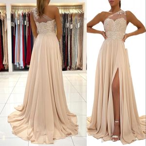 2023 Eenvoudige Arabische bruidsmeisjekleding voor bruiloften Long Champagne One Shoulder Illusion Lace Appliques Chiffon Side Split Party Sweep Train Maid Honor Togels