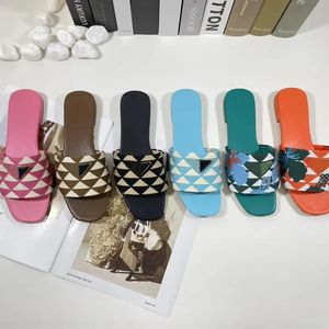 2023 diapositives sandales brodées femmes Falt pantoufles concepteur tongs mode Triangle imprimé tissu bas pantoufles 35-42