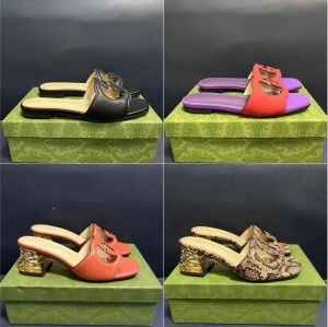 2023 slipper Luxe designer leren damessandalen zomer platte schoenen mode strand damesslippers letter drag 35-42