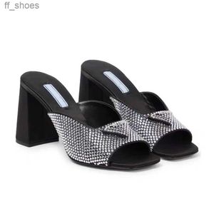 2023 Zapatillas Mules Zapatos para mujer Diapositivas Zapatos de tacones altos Fábrica Calzado Rhinestone Seda real Chunky Block Slip-on Punta abierta Diseñadores de lujo