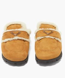 2023 Zapatillas de invierno Zapatilla cálida Diseñador de lujo Zapatos planos Mujer Triángulo Placa Shearling Mocasín sin espalda Lug Suela de goma