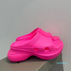 2023 Pantoufles femmes Diapositives sandales Designer diapositive pantoufle plate-forme en caoutchouc Sandale noir rose vif blanc mens baskets luxe femmes chaussures de plage