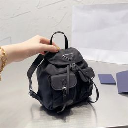 2023 Mini sacs à dos designer sac à dos femme bandoulière sacs à dos mode croix corps chaîne sacs 4 couleurs Nylon Triangle 5A