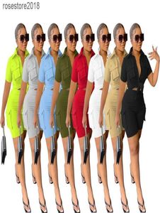 2023 Couleur solide Femmes courtes tenues de survêtement estivales Set à manches courtes couche à revers Shirts top et shorts en deux pièces Outfi6740818