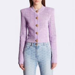 2023 Printemps et Automne Nouveau Manches Longues Court Col Rond Creux Violet Tricots Designer Top Mode Cardigan Manteau Femmes Bouton D'or