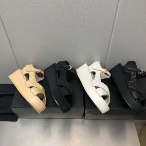 Sandalias gruesas para vacaciones de primavera y verano 2023, sandalias para mujer, cuero de tela, tacones de 5cm de estilo nuevo de alta calidad