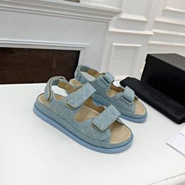 2023 Spring en zomer nieuwste dameskledingmerk sandaalontwerper aangepaste jelly kleur metalen knop mode slipper platte hak series c22