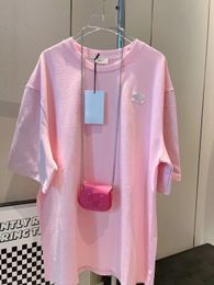 2023 Primavera y verano Nuevo color dulce caramelo Manga corta Rosa Etiqueta de cuero verde Logotipo Contraste Camiseta holgada informal y versátil Top suelto para mujer con bolsa pequeña de regalo