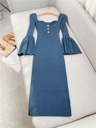 2023 printemps bleu couleur unie robe tricotée manches évasées col carré boutons midi robes décontractées W2D080943