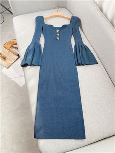 2023 Spring blauwe massieve kleur gebreide jurk flare mouw vierkante nek knopen midi casual jurken w2d080943