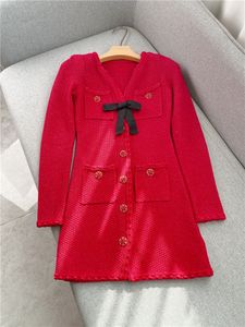2023 Spring Red Solid Color Ribbon Tie Bowknot gebreide jurk met lange mouwen V-hals dubbele zakken met één borsten casual jurken W2D081107