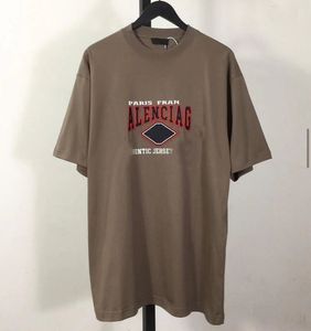 Camiseta de manga corta bordada con eslogan rojo de primavera/verano 2023, camiseta holgada informal de media manga de alta calidad con cuello redondo para hombres y mujeres