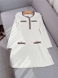 2023 printemps blanc/noir contraste couleur lambrissé robe tricotée à manches longues col rond boutons courtes robes décontractées W2D080910