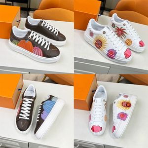 2023 SS Witte dames schoenen kleurrijk yk time -out sneaker yayoi kusama gezichten bedrukte kalf lederen trainer gegraveerde oogjes 3D -patroon monogrammen bloemen