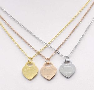 2023 Roestvrij staal hartvormige ketting Nieuwe korte vrouwelijke sieraden 18k goud titanium perzik hart hanger voor vrouw fashion1981