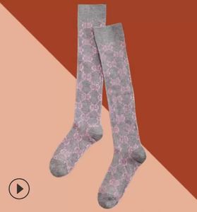 2023 Bas Designer Hommes Femmes Chaussettes Bas de laine Haute Qualité Rues seniors Confortable Genou Jambe Chaussette N1