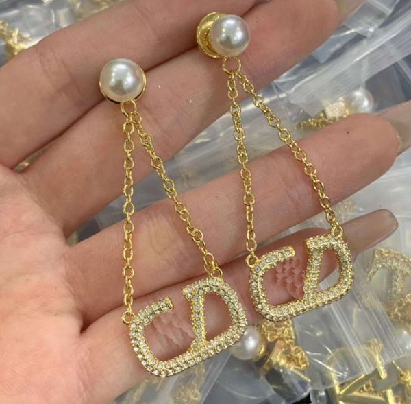 2023 Pendientes de tuerca Diseñador para mujer Stud Forma de lujo Latón Oro V Letra Joyería Soporte clásico Venta al por menor y al por mayor Aretes1