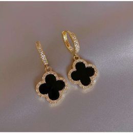 Stud Stud Pendientes de diseñador Pendiente de trébol de cuatro hojas para mujer Pendientes de viento pequeños y fragantes clásicos para personas mayores Nuevo anillo de oreja de trébol Joyería de lujo ligera de oro de 18 k Mujer