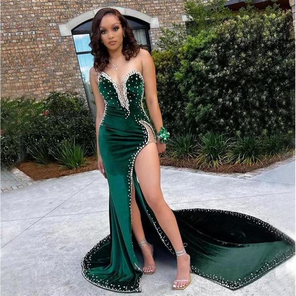 2023 Impresionantes vestidos de noche de sirena con cuentas y escote pronunciado Lado dividido Terciopelo Rhinestones Vestidos de fiesta Tren de barrido Tallas grandes Formal W269e