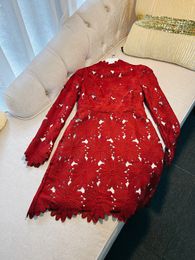 2023 verano otoño rojo 3D Floral encaje ahueca hacia fuera el vestido de manga larga cuello alto vestidos casuales cortos J3L126890