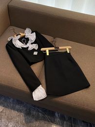 Conjunto de vestido de duas peças com babado preto verão 2023 manga longa decote em V casaco listrado saia curta conjunto de ternos O3L010103